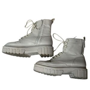 Guess Gwfornia Chunky Ivory Combat Boots. Size 9.